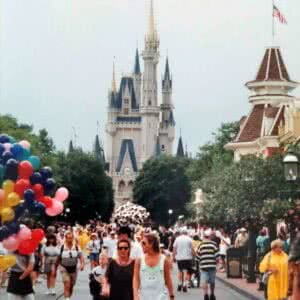Archiv-Bild: Ausblick entlang der Mainstreet USA auf das Cinderella-Schloss im Magic Kingdom (1994) Freizeitpark Foto-Archiv