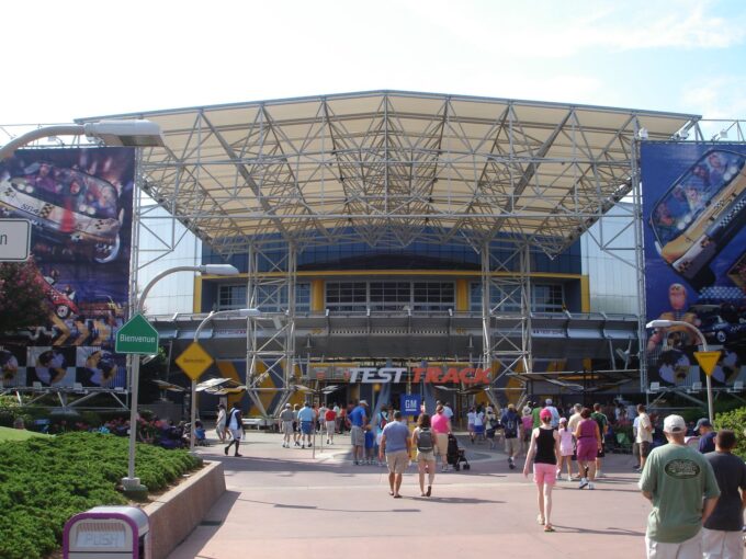 Der Eingangsbereich von Test Track, damals noch "Presented by General Motors".