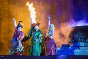 Bühnenshow "Hocus Pocus Villain Spelltacular" im Cinderella Castle