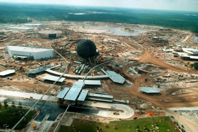 24. September 1982: Walt Disney World-Mitarbeiter, ihre Familien und Freunde gehören zu den ersten, die den neuen Freizeitpark erleben, bevor er für die Öffentlichkeit zugänglich wird.