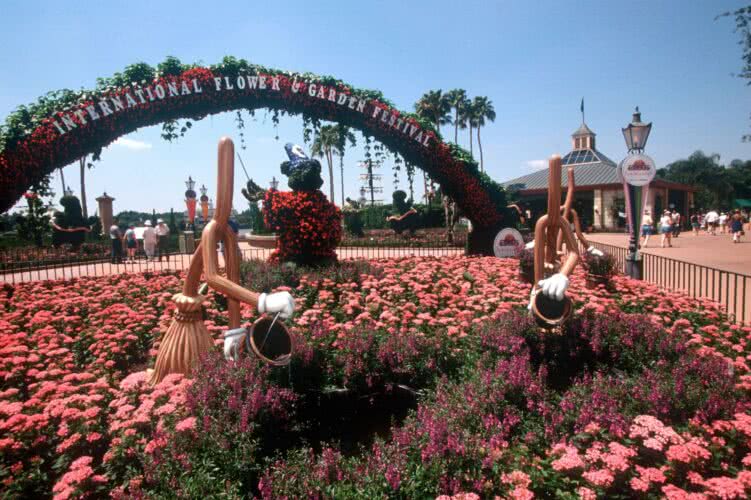 Das erste EPCOT International Flower & Garden Festival wird eröffnet.
