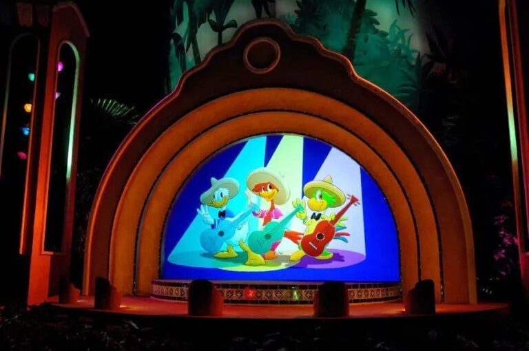 Die Gran Fiesta Tour Starring The Three Caballeros eröffnet im Mexiko-Pavillon als Neuinterpretation der Bootsfahrt El Río del Tiempo.