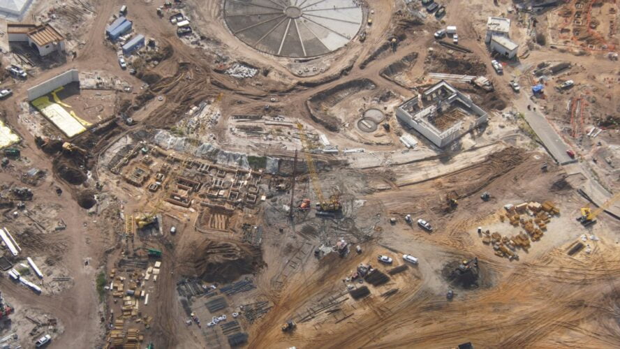 Diese Luftaufnahme zeigt die Baustelle des In-Park-Hotels von Epic Universe