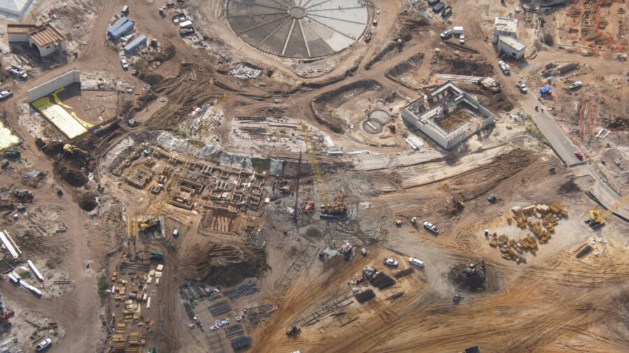 Diese Luftaufnahme zeigt die Baustelle des In-Park-Hotels von Epic Universe