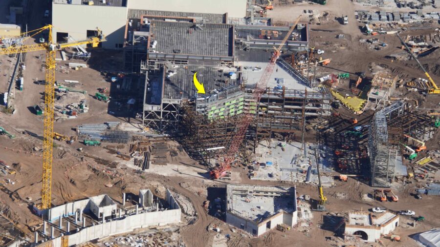 Auf diesem Foto ist zu erkennen, dass die Fassaden jetzt erkennbare Mansardendächer (Pfeil) im Stil der Haussmann-Bauten in Paris haben.