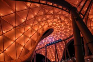 Disney hat zudem ein paar aufregende neue Fotos der Beleuchtung der TRON-Attraktion veröffentlicht: