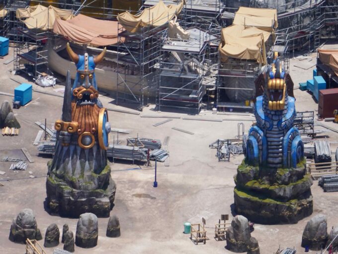 Update 02.07.2023: Die Statuen wurden "ausgepackt"! Wow!