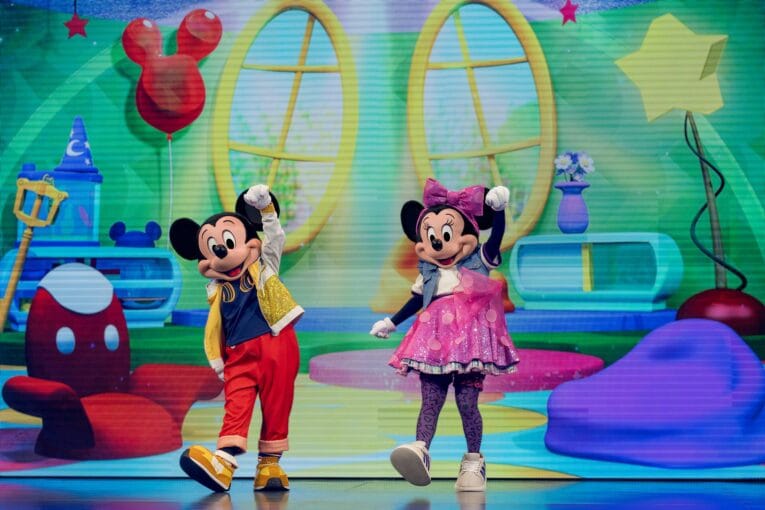 Für Kinder entsteht eine neue Live Show. Disney Jr. Mickey Mouse Clubhouse Live, bekannt aus den kalifornischen Disney-Parks, löst die bisherige Disney Junior Dance Party ab und wird als erstes Element des neuen Bereichs eröffnen. Die Show richtet sich an Familien mit jüngeren Kindern und soll einen leicht zugänglichen Startpunkt für den Besuch des Bereichs bieten.