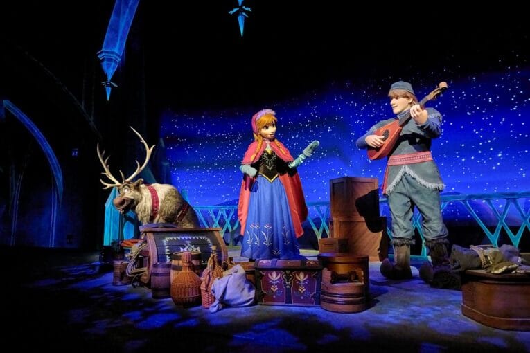 Disney hat ausserdem mehrere Updates zu bestehenden Attraktionen angekündigt. Frozen Ever After in EPCOT erhält eine Überarbeitung mit neuen, moderneren Animatronics, und soll 2026 wieder öffnen.Details zum TIming bei meiner Baustellen-Übersicht.