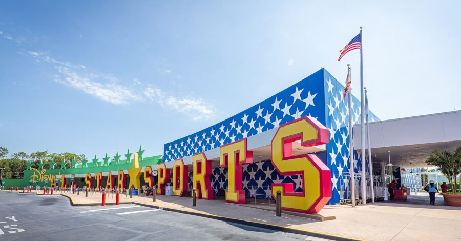 Disney's All Star Sports Resort - Haupgebäude mit riesigem Hotelnamen vor dem Haus