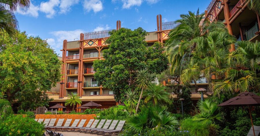 Von Palmen gesäumter Innenhof der Animal Kingdom Lodge