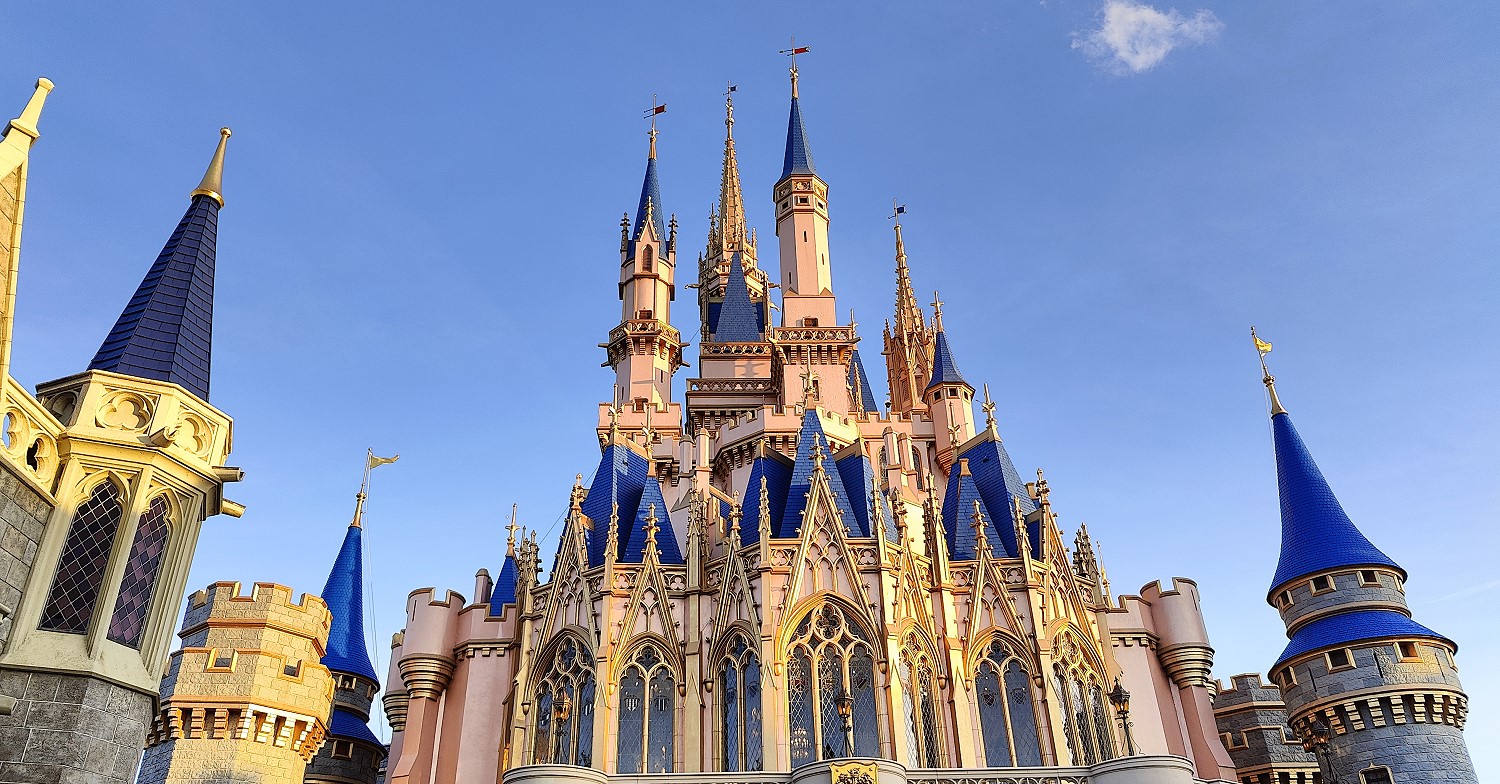Cinderella Castle im Magic Kingdom aus Richtung Fantasyland fotografiert