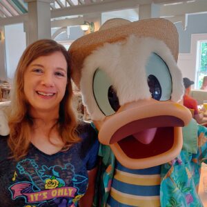 Dörthe mit Donald Duck im Beach Outfit im Restaurant Cape May Café