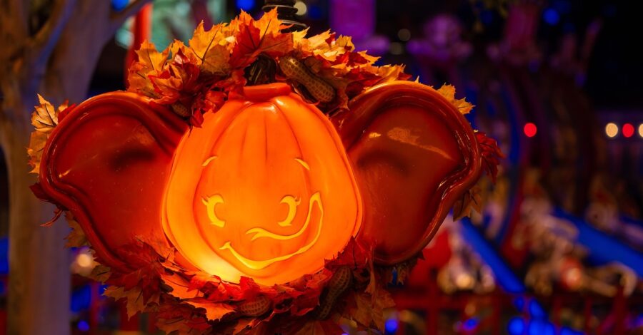 Halloween Deko an einem Laternemast - Jack-o-Latern in Form von Dumbo