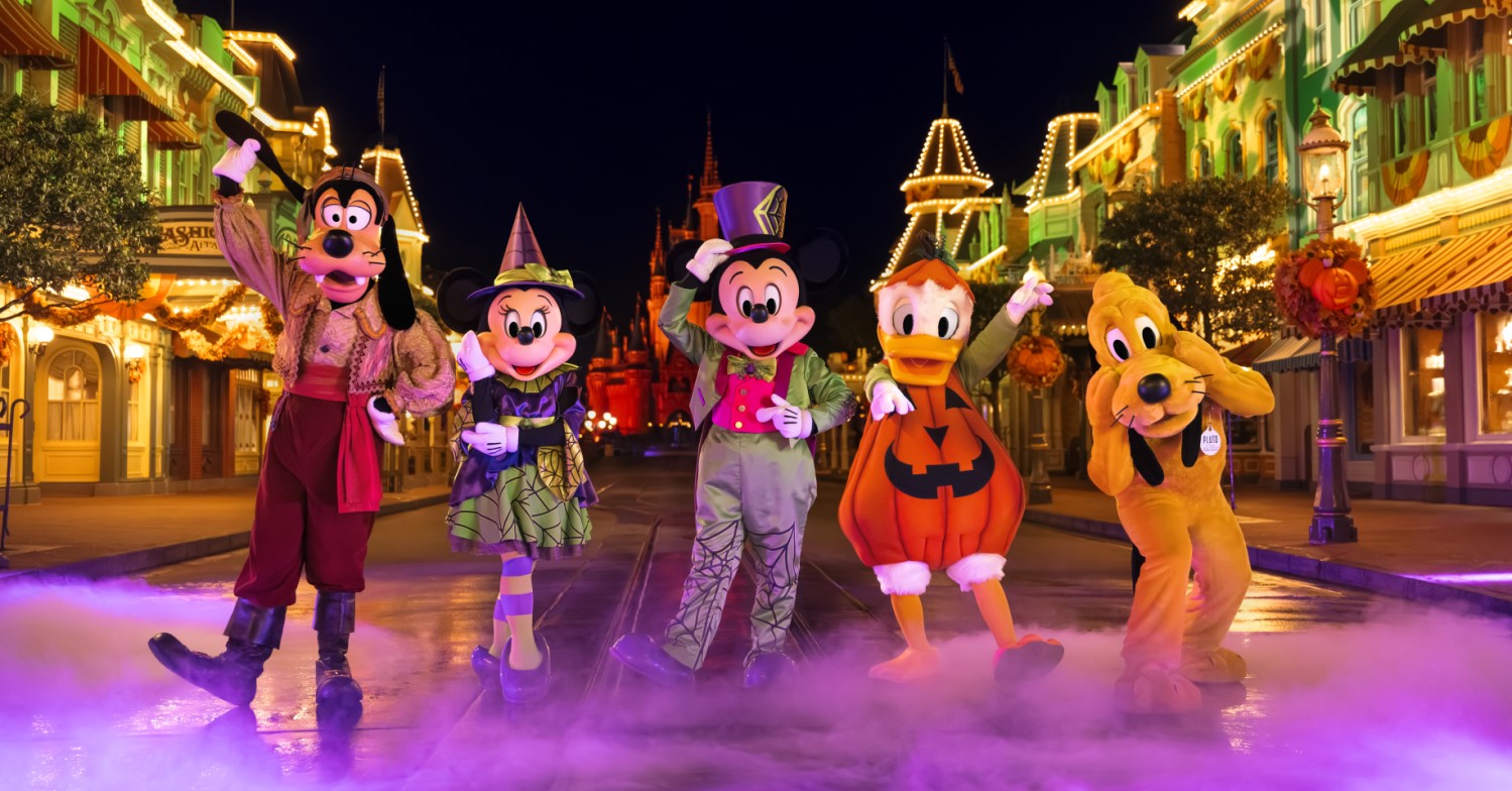 Goofy, Minnie Mouse, Mickey Mouse, Donald Duck und Pluto in Halloween-Kostümen
