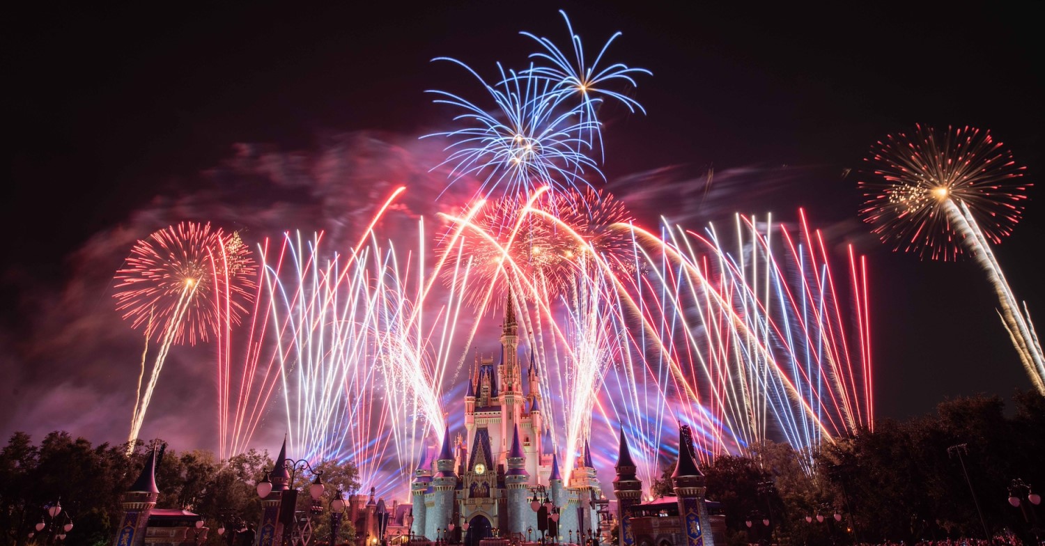 Feuerwerk in rot-weiß und blau am Cinderella Castle