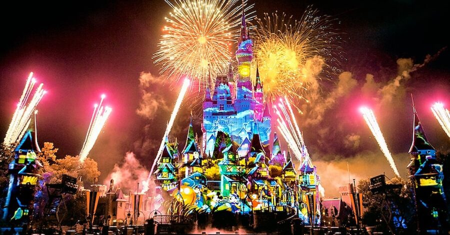 Feuerwerk am Cinderella Castle mit Projektionen auf der Schlossfassade