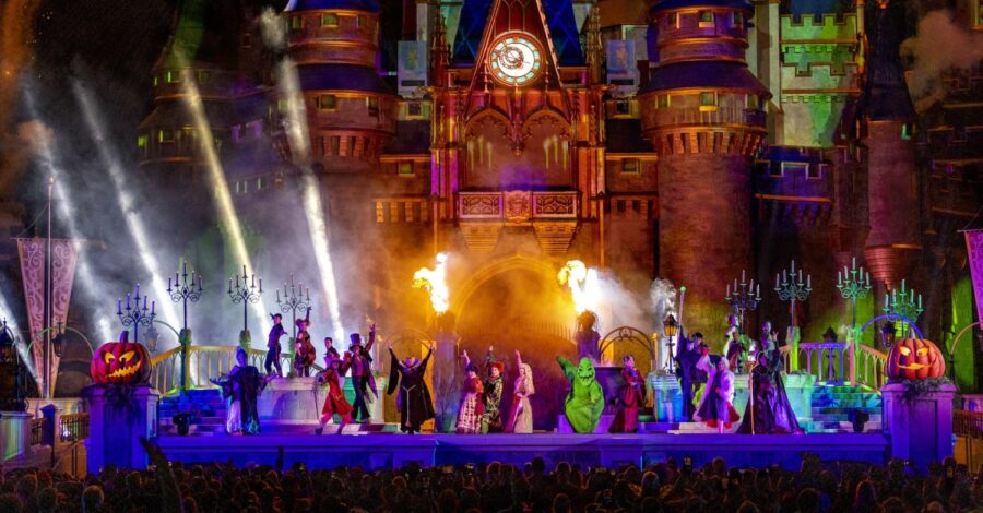 Disney Villains auf der Bühne vor dem Cinderella Castle