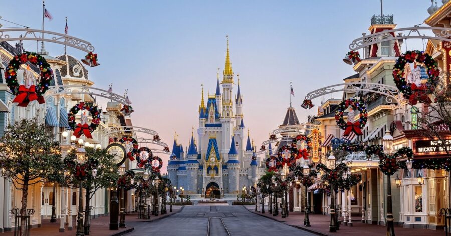 Weihnachtlich geschmückte Main Street an deren Ende Cinderella Castle aufragt