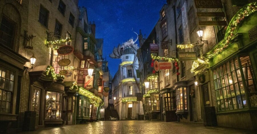 Diagon Alley mit weihnachtlichen Dekorationen