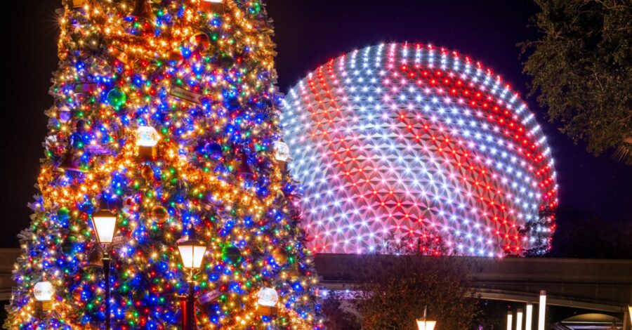 Riesiger geschmückter Weihnachtsbaum vor dem rot-weiß beleuchteten Spaceship Earth