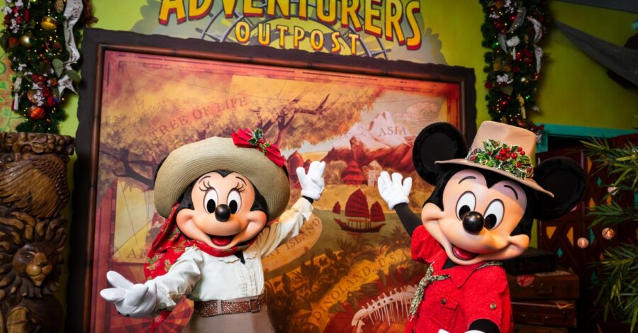 Mickey und Minnie Mouse in weihnachtlichen Safarikostümen im Adventurers Outpost