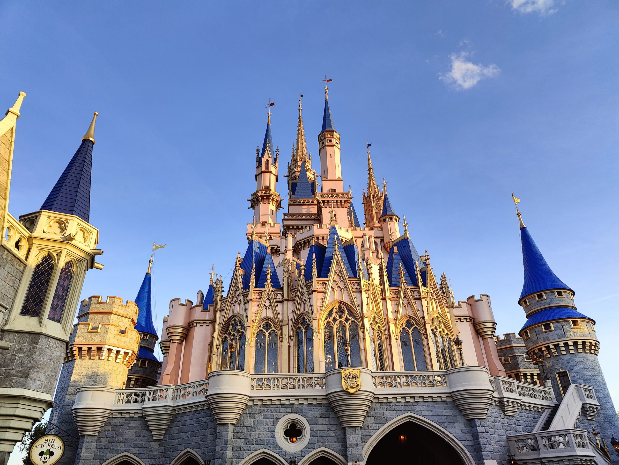 Cinderella Castle Magic Kingdom vor blauem Himmel