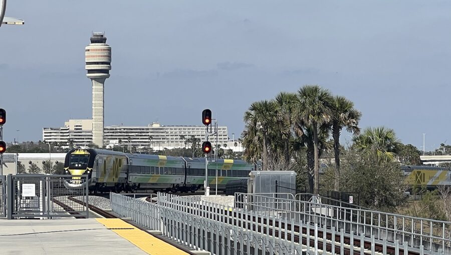 Brightline Zug MCO Ein Zug von Brightline fährt in den Bahnhof am Flughafen MCO in Orlando ein