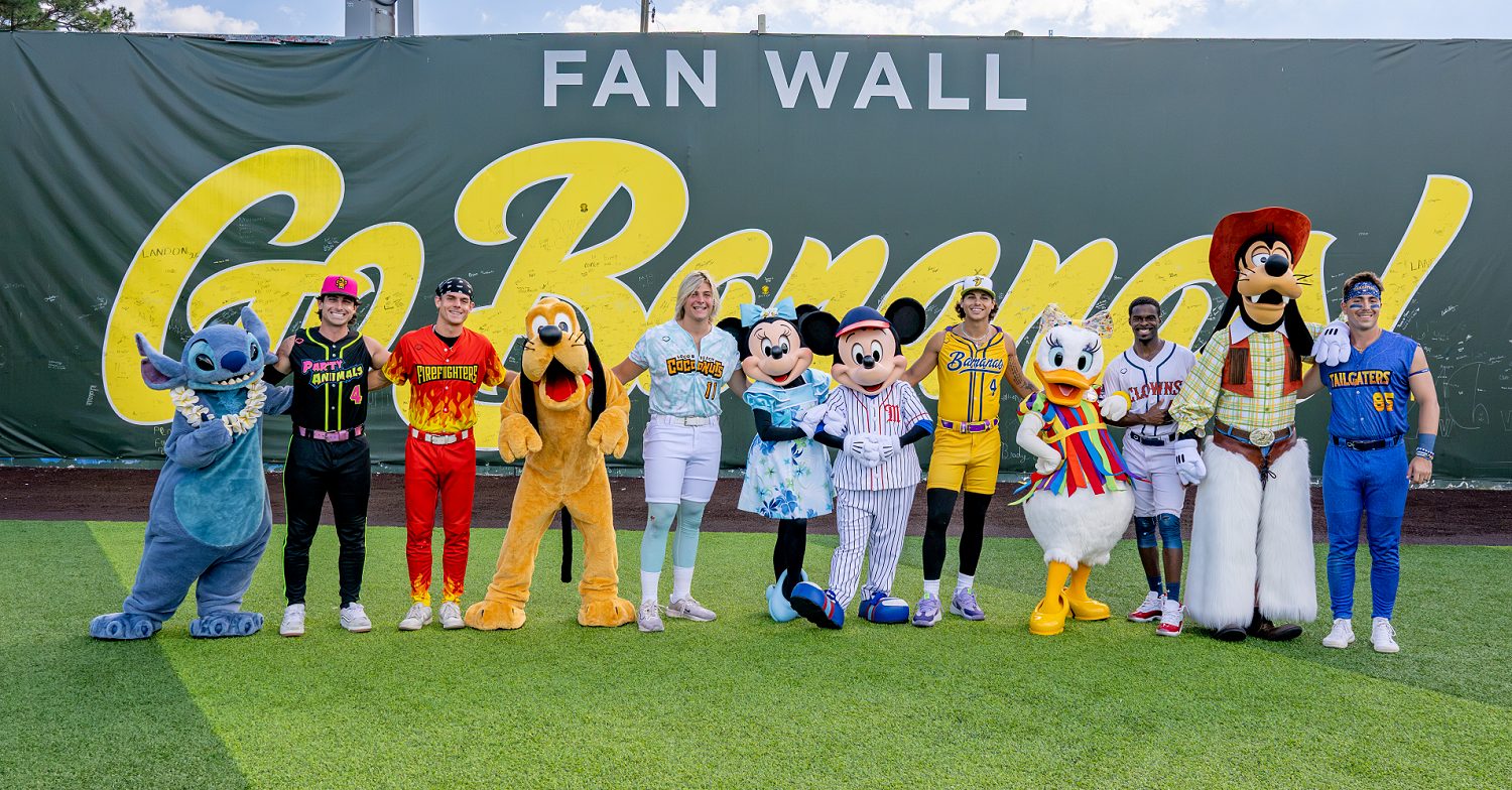 Savannah Bananas mit Disney Figuren vor einem Plakat mit der Aufschrift Go Bananas