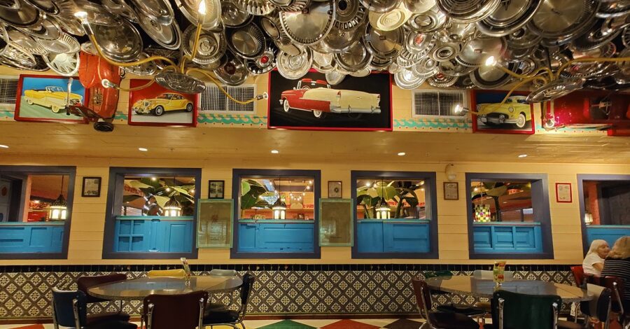 Gastraum bei Chuy's mit Autofelgen an der Decke
