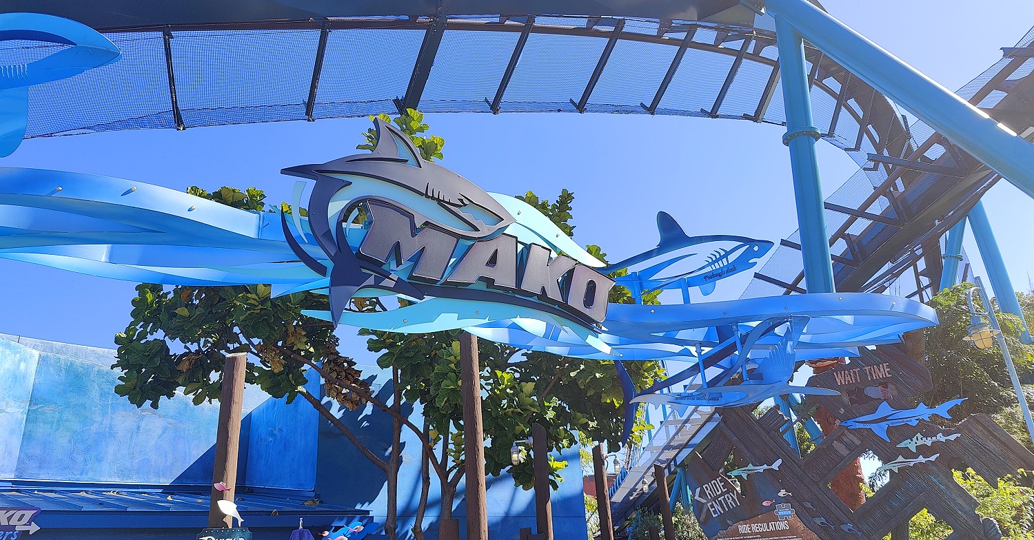 Eingangsschild zur Achterbahn Mako in SeaWorld